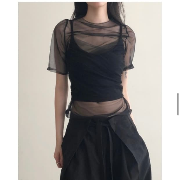 아델리오 글로우 시스루 반팔티 블랙