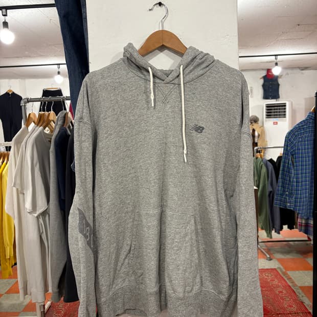 뉴발란스 후드티