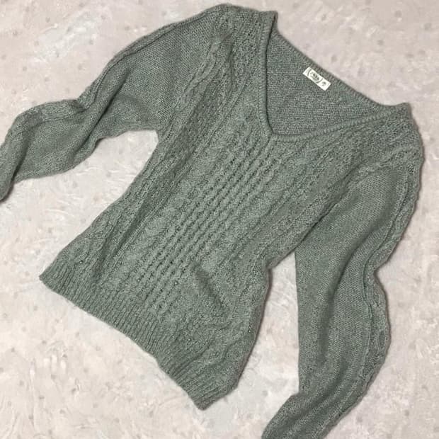 엑시즈팜 진주 디테일 브이넥 니트