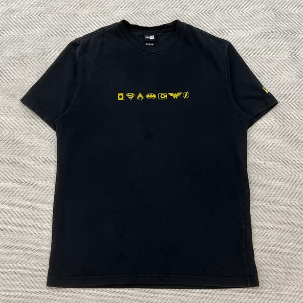 뉴에라 다크나이트 반팔티 r3625