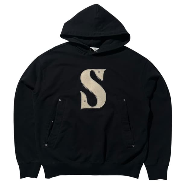 세터 리벳 아플리케 포켓 로고 후드