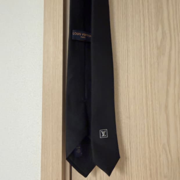 블랙 LV 로고 타이 👔