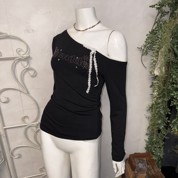 Black y2k cubic ribbon 언발 오프숄더 티셔츠