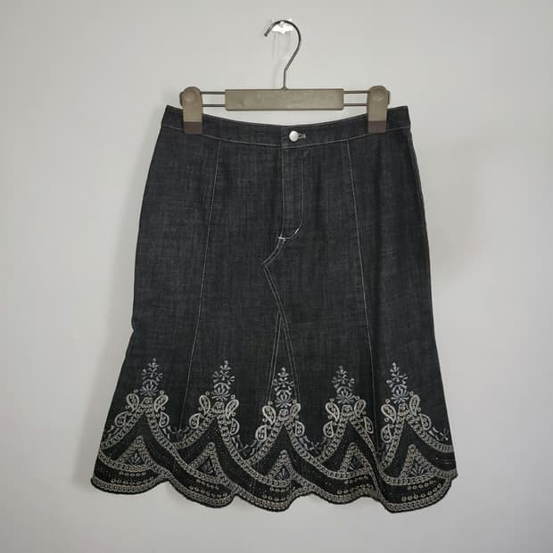 오리엔탈 흑청 자수디테일 미디스커트