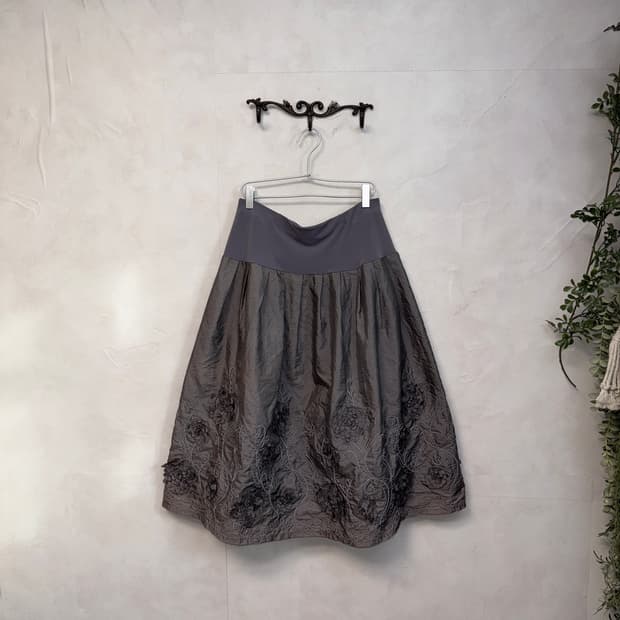 Charcoal satin flower embroidered skirt