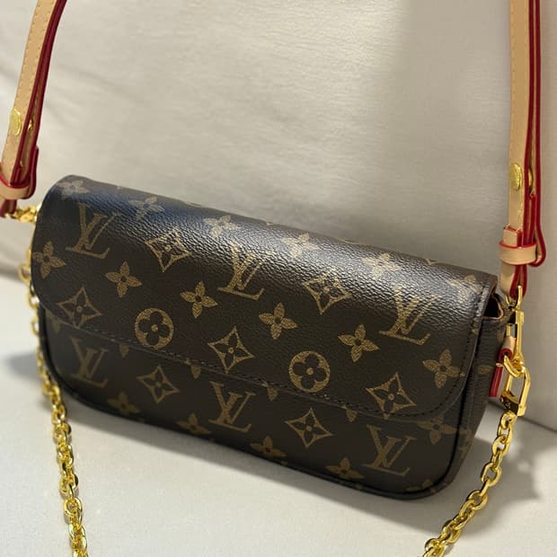 루이비통 WOC 월릿 온 체인 아이비 크로스백(새상품)