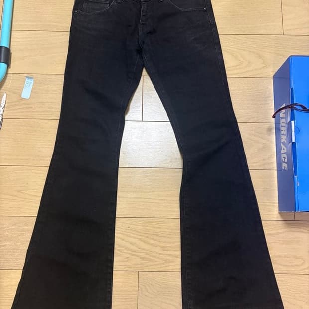 토네이도 마트 블랙 부츠컷 플레어 데님 진