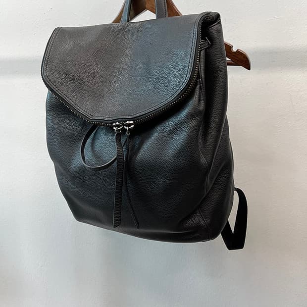 투미 블랙 가죽 백팩 