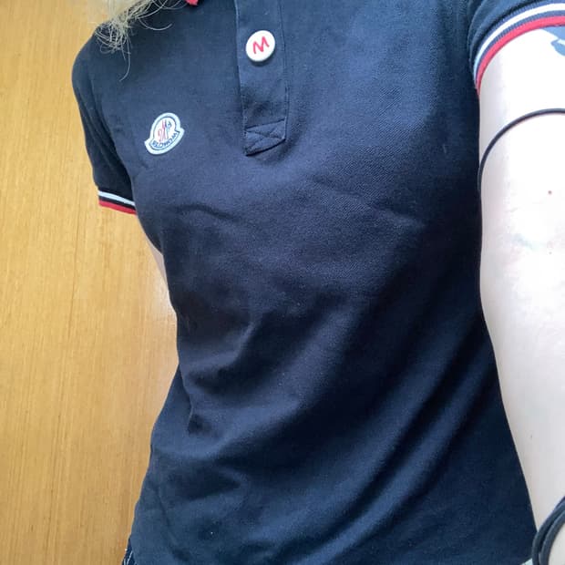 moncler 카라 반팔티 