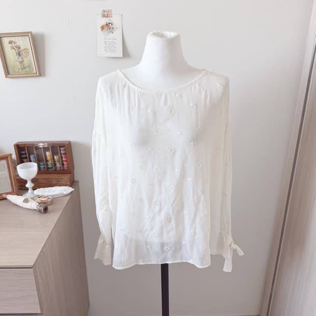 별 모양 아이보리 블라우스