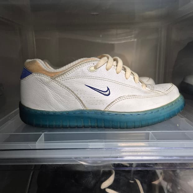 NIKE