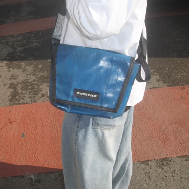 프라이탁 라씨 크로스백 블루