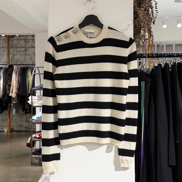 가니 블랙 화이트 스트라이프 크리스탈 버튼 캐시미어 스웨터