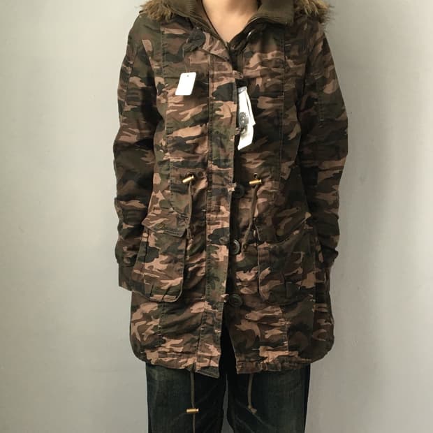 Fake fur hood camo pattern jacket