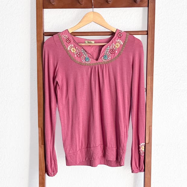 [THURSDAY ISLAND] 핑크 초원 플로럴 자수 블라우스