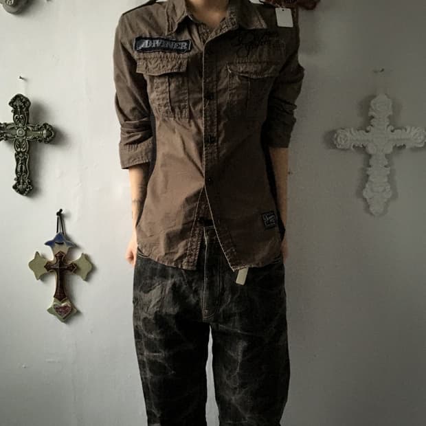 Patch needle work point shirt