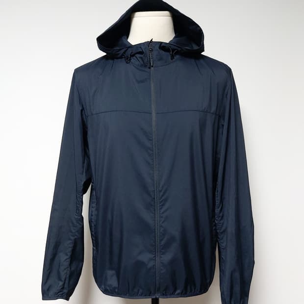 유니클로 초경량 부드러운 남성 바람막이 (XL)