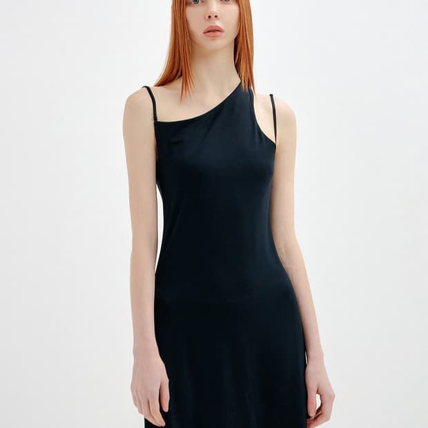 YUSE 유즈 쓰리 스트랩 사이드집 롱드레스