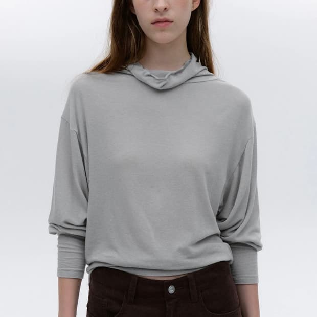 솔티페블 loose-fit drop mock neck top