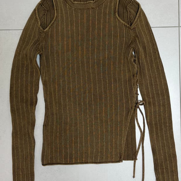 브라운 컷아웃 골지 니트