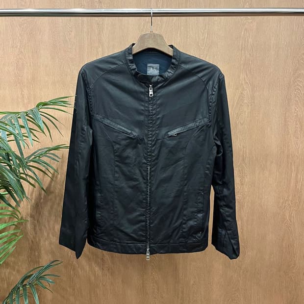 아르마니 익스체인지 자켓 로우 스탠드 카라 스냅 버튼 디테일 블랙