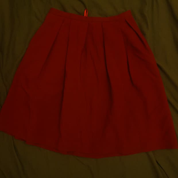 빨간 미디 스커트