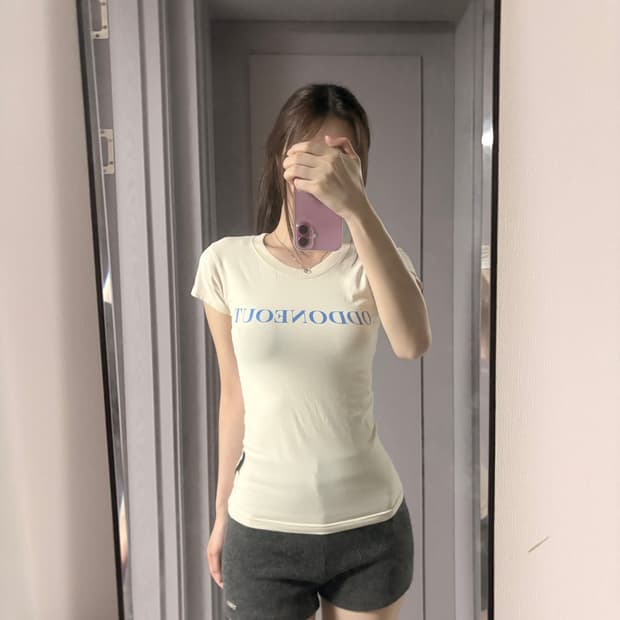 Oddoneout 아이보리 반팔티셔츠