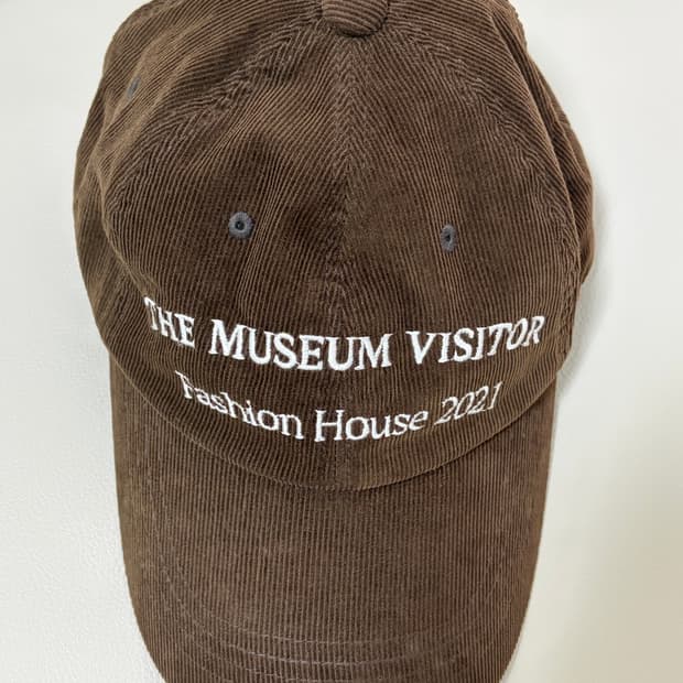 더뮤지엄비지터 볼캡