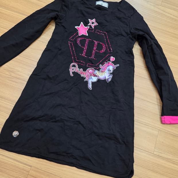 필립플레인 주니어 여아 원피스입니다. 블랙 색상 바탕에 핫핑크색 프린팅이