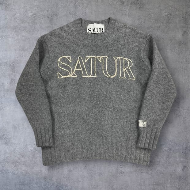 세터 그레이 컬러 스펠아웃 빅로고 니트