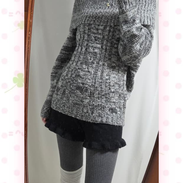 PUMPKIN 챠콜 오레오 보카시 오프숄더 니트