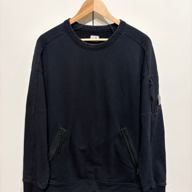 C.P. 컴퍼니 다이고날 레이즈드 렌즈 와펜 스웨트 셔츠