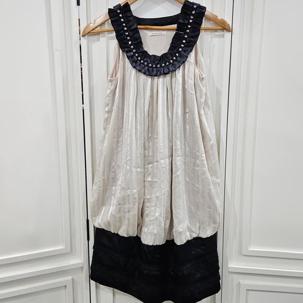 AXES Femme 넥 장식 민소매 원피스