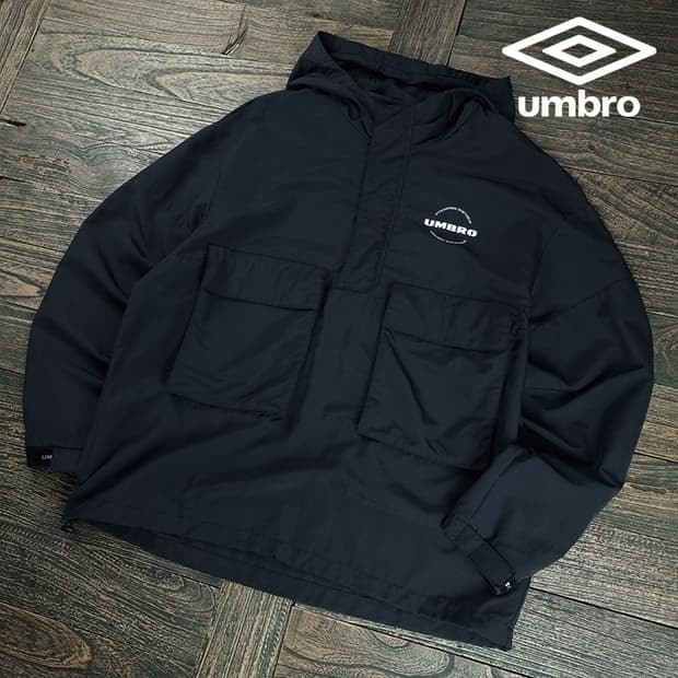 [엄브로] 빅로고 프린팅 오버핏 바람막이 아노락 자켓 블랙 M19971