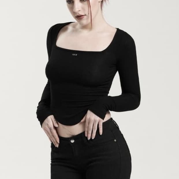 오도어 스퀘어넥 블랙
