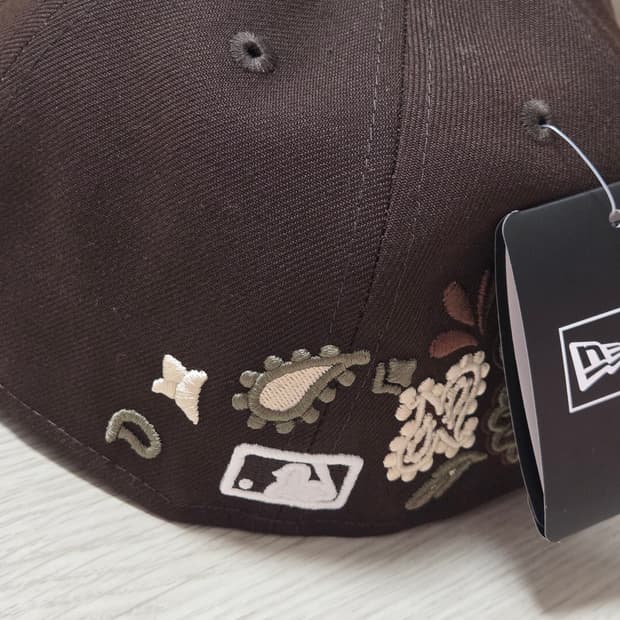 뉴에라 MLB 양키스 페이즐리 피티드 캡 브라운 714