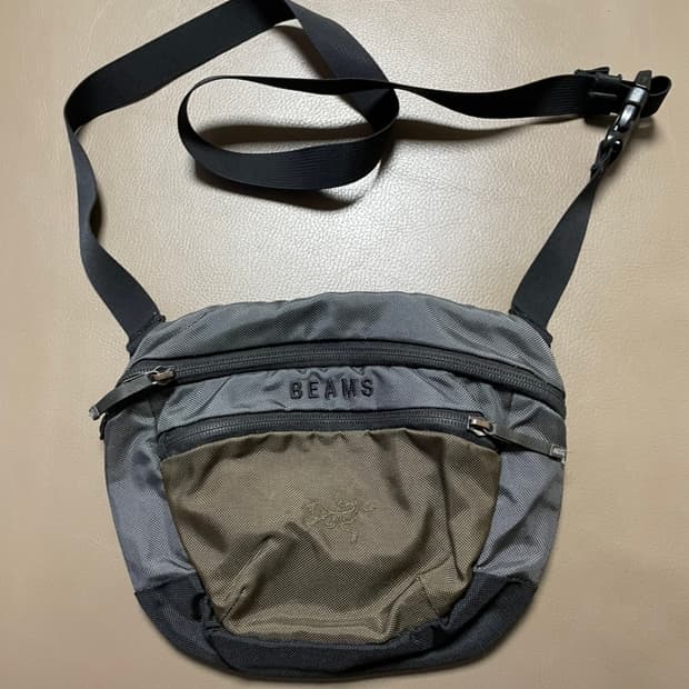 아크테릭스 x 빔즈 맨티스 크로스백