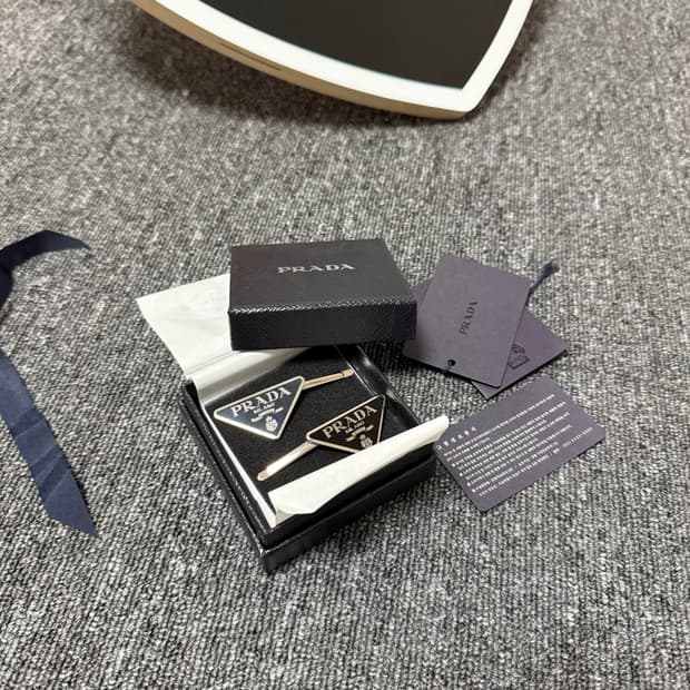 [ONE SIZE] 프라다 삼각로고 메탈 클립 헤어핀 블랙