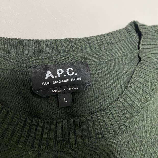 A.P.C. 아페쎄 카키색 로고 니트 L