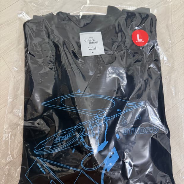 아이앱스튜디오 '이 별에 필요한' 콜라보 롱슬리브 L사이즈 팝니다