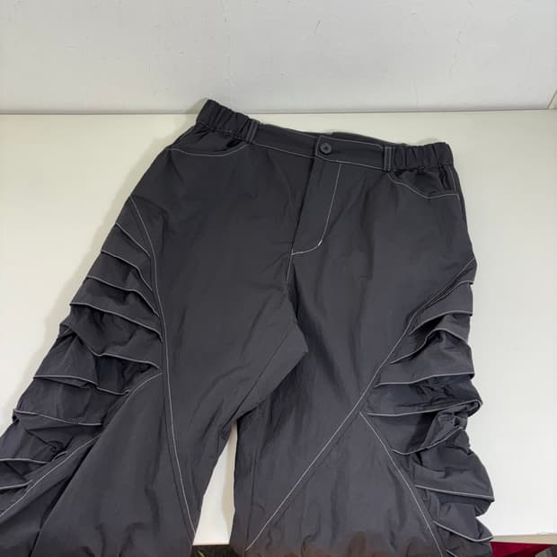 M 노매뉴얼 블랙 일자핏 사이드포인트 나일론팬츠