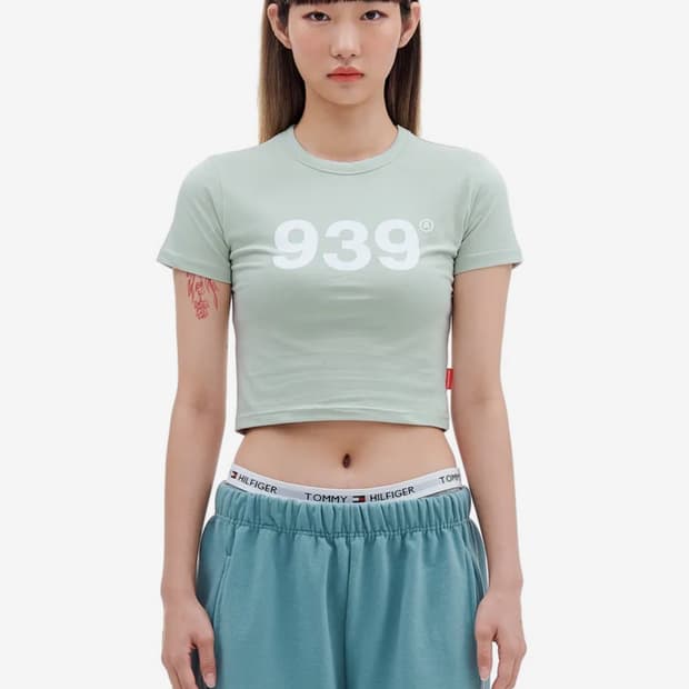 아카이브 볼드 LOGO CROP TOP (PALE SAGE) 