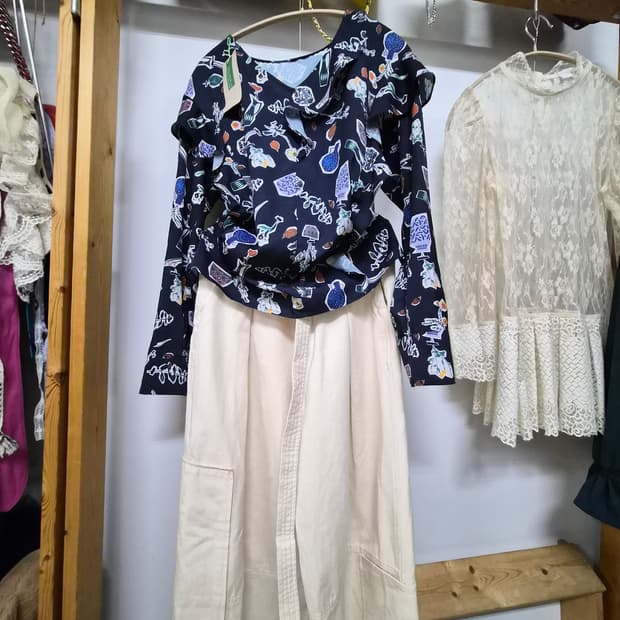 베네통 프릴 블라우스. 자라 와이드 카고팬츠