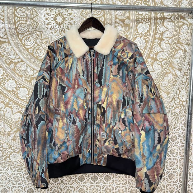 ANTI WAR & PEACE 빈티지 패턴 양털 카라 점퍼