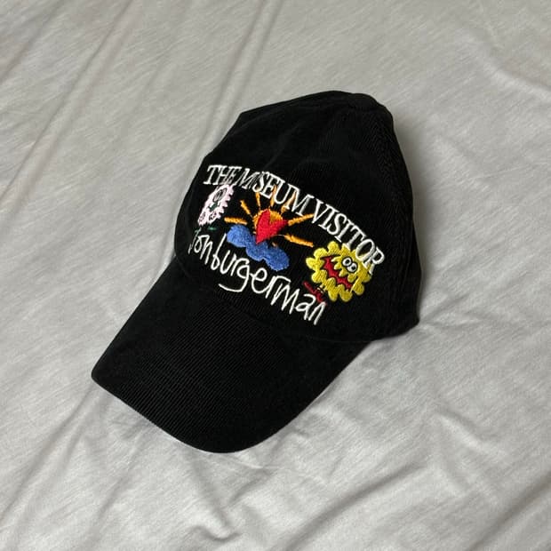 더뮤지엄비지터 존버거맨 볼캡