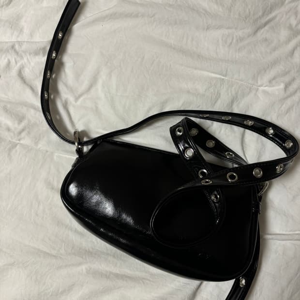 일리고 에이티피컬 포켓 백 블랙