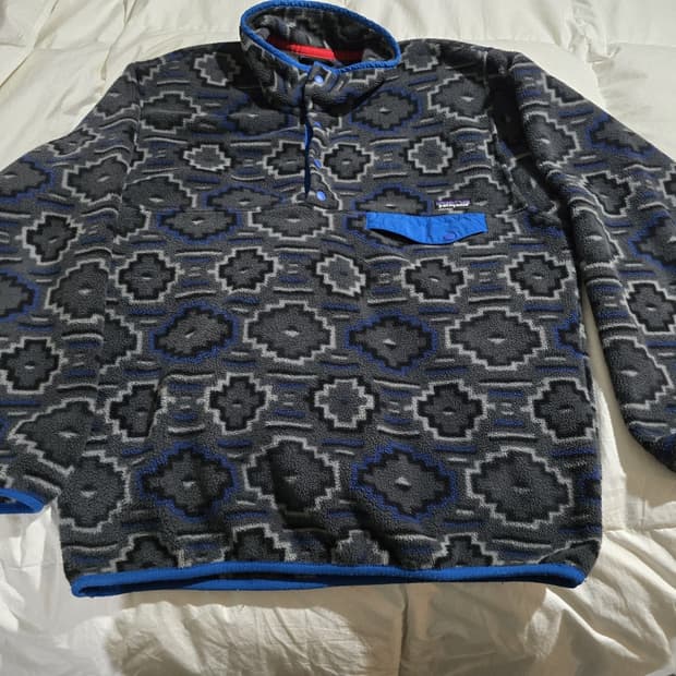 10s 파타고니아 신칠라 스냅-T 지오메트릭 블랙/블루 아즈텍 패턴