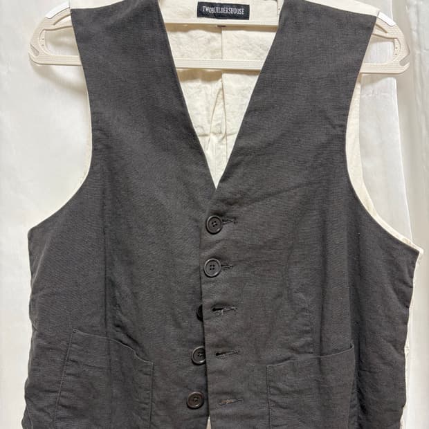 Twobuildershouse. Linen vest