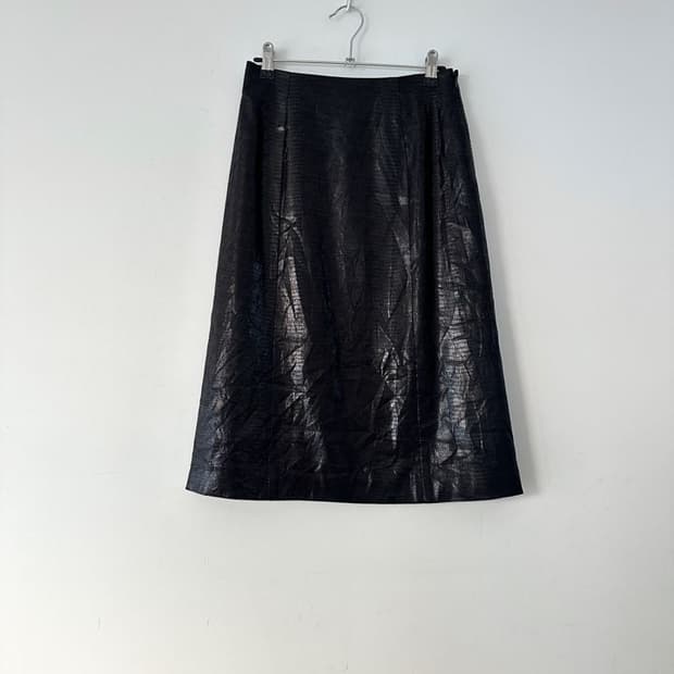 Semi crinkled leather skirt
