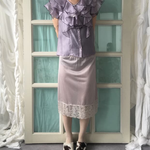Ruffle point glossy blouse